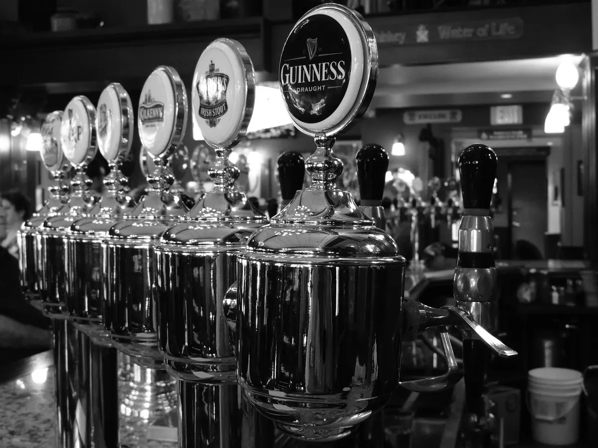 How to Pour a Perfect Draft Beer at Home: Kegging and Growler Guide